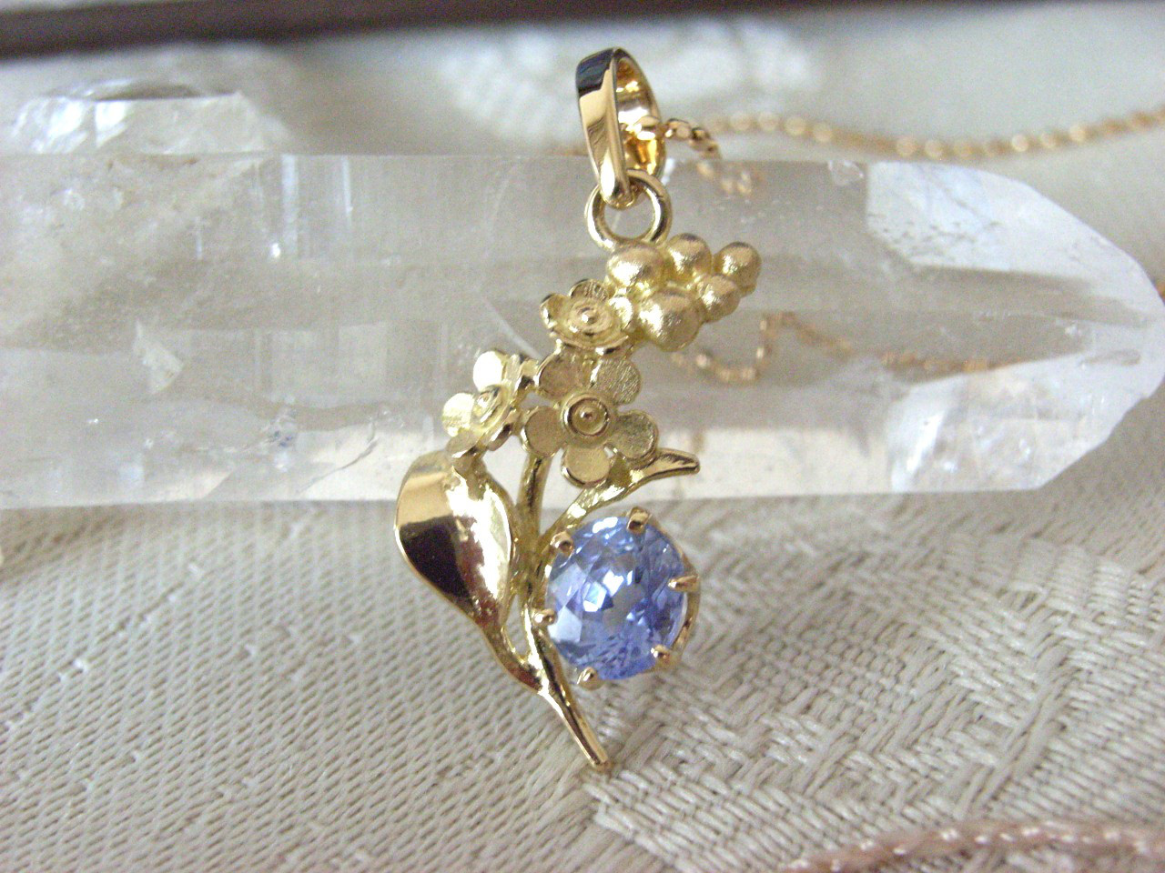 K18YGライトブルーサファイア　ワスレナグサのペンダントトップ