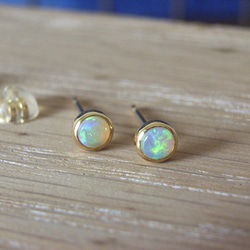 オパール　k18クラウン型　スタッドピアス オパール k18クラウン型 スタッドピアス オパール k18クラウン型