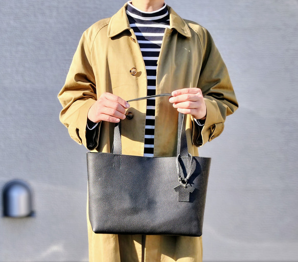 【姫路レザー】A4がしっかり入るノーブルトートバッグ（手縫い/シンプル/肩掛け/メンズ/レディース/仕事）ブラック 14枚目の画像