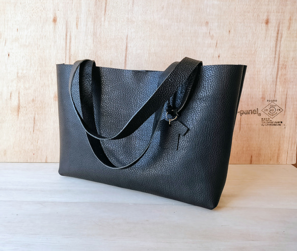 【姫路レザー】A4がしっかり入るノーブルトートバッグ（手縫い/シンプル/肩掛け/メンズ/レディース/仕事）ブラック 4枚目の画像