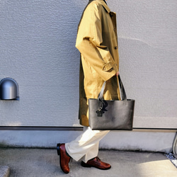 【姫路レザー】A4がしっかり入るノーブルトートバッグ（手縫い/シンプル/肩掛け/メンズ/レディース/仕事）ブラック 16枚目の画像