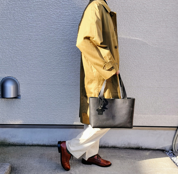 【姫路レザー】A4がしっかり入るノーブルトートバッグ（手縫い/シンプル/肩掛け/メンズ/レディース/仕事）ブラック 16枚目の画像