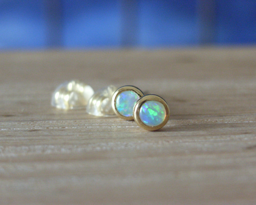 K18YGオパールピアス（オパール薄め） ピアス（スタッド・一粒