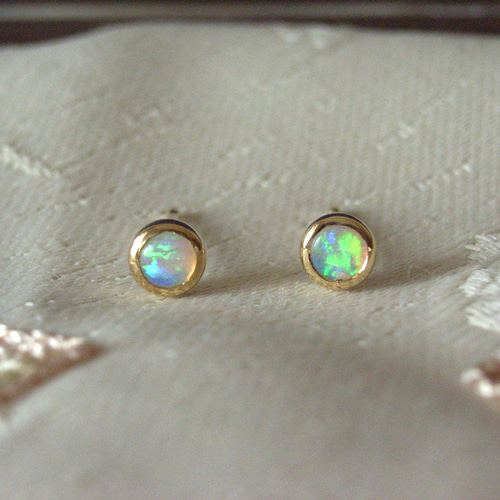 K18YGオパールピアス（オパール薄め） ピアス（スタッド・一粒