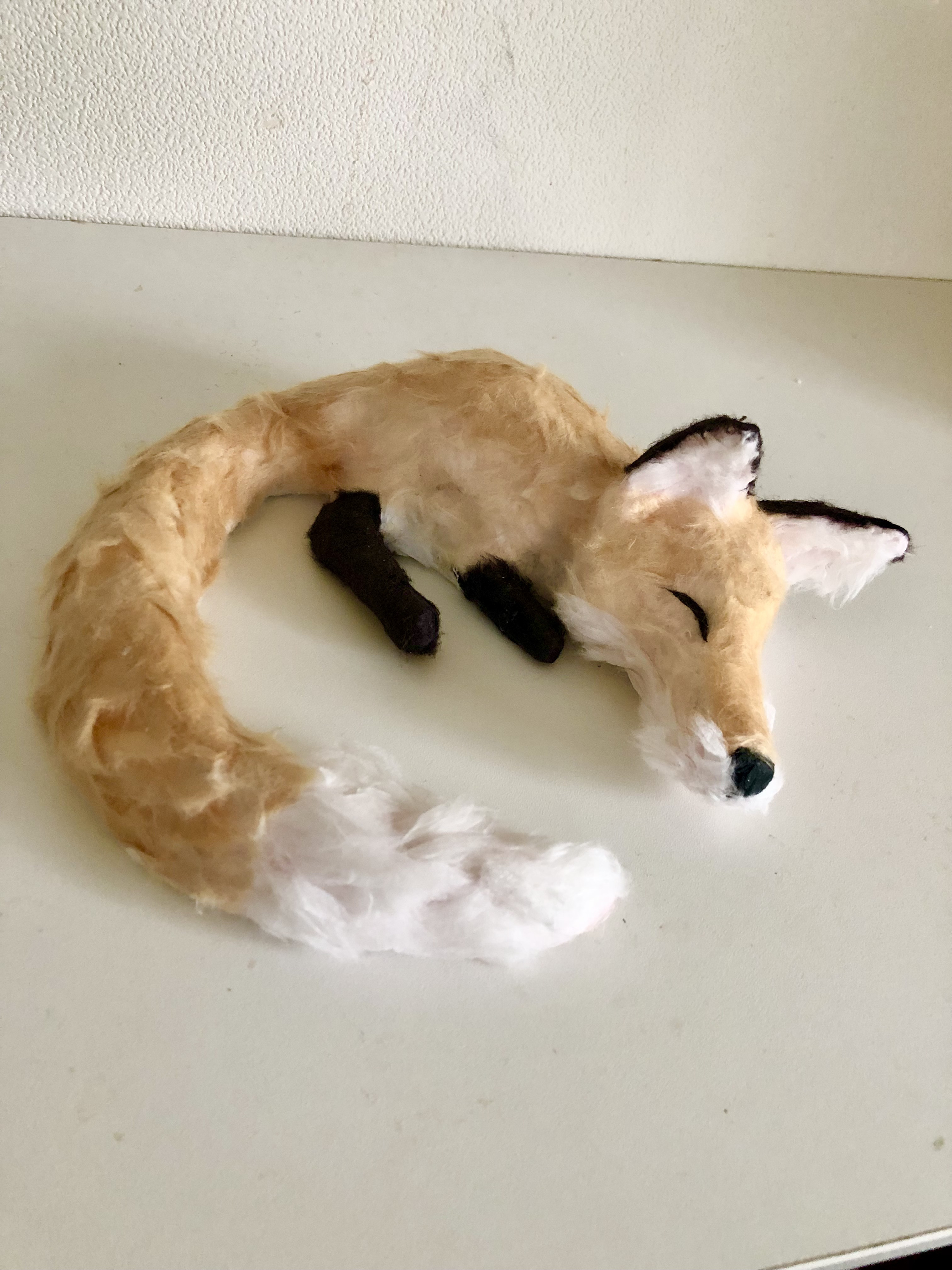 和紙の眠りキツネ