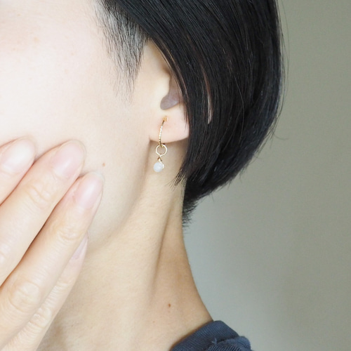 14kgf レインボームーンストーンの一粒雫チャーム