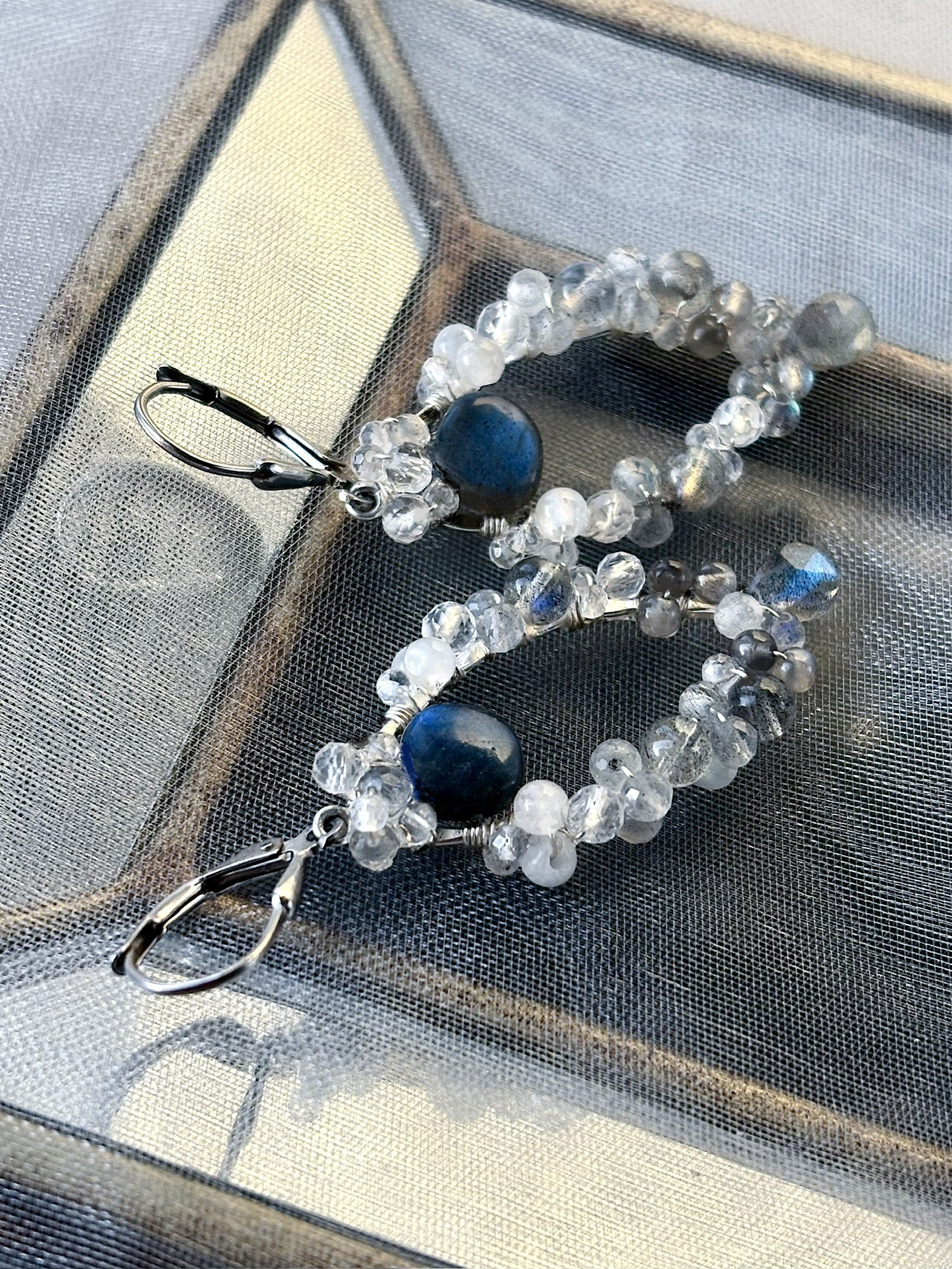 【925sv】深いブルーの宝石質ラブラドライト×海の泡のように立ち昇るムーンストーンが幻想的なシルバーフックピアス