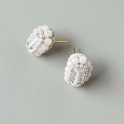 透明ビーズとパールのホワイトカラー ビーズ刺繍ピアス/イヤリング