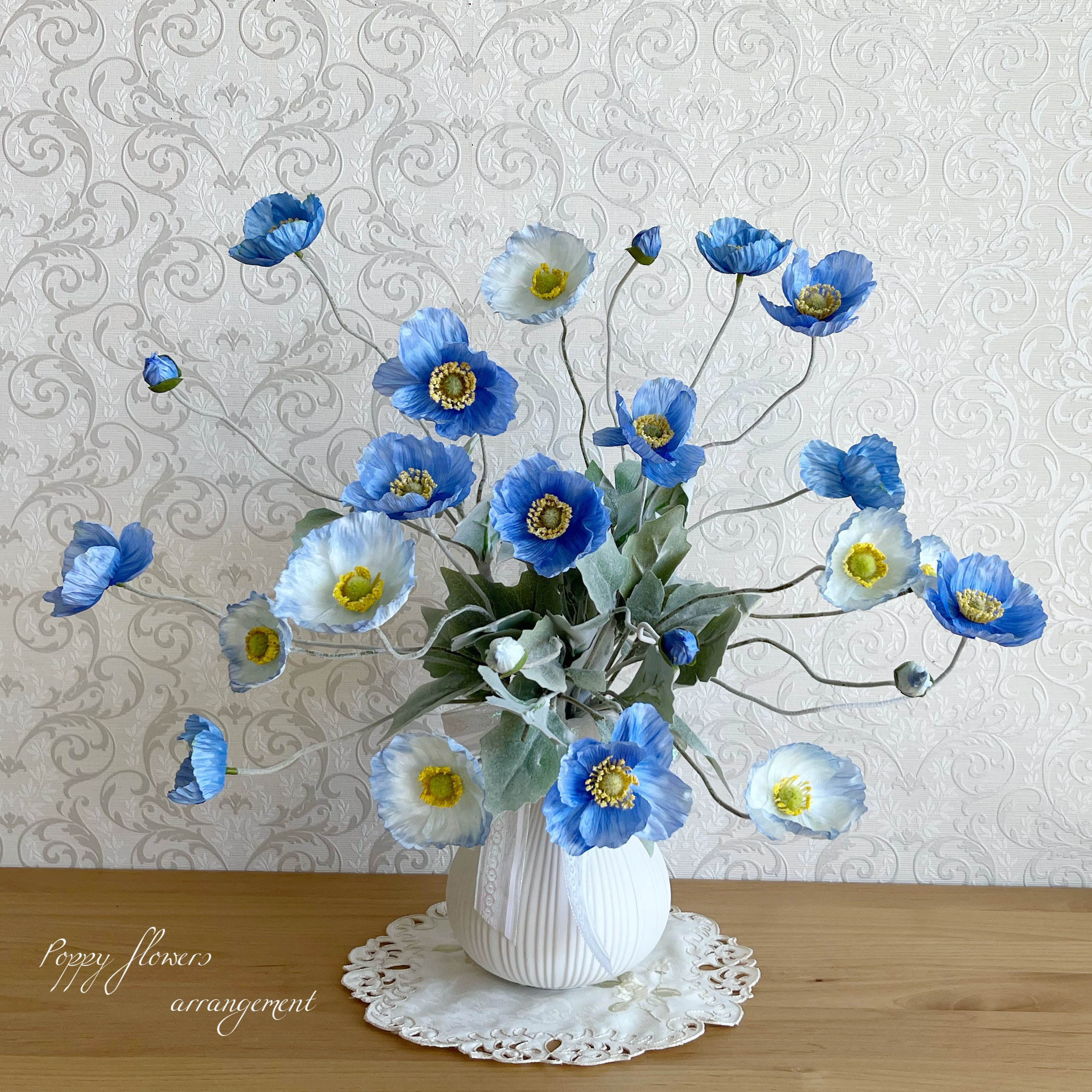 ブルーポピーの変形フラワーアレンジメント　可愛いふんわり優しいアレンジメント