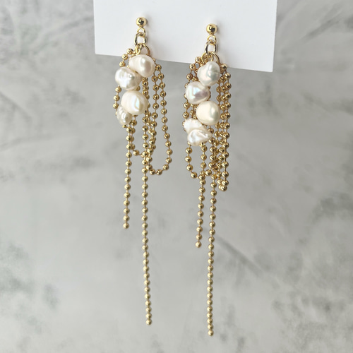 No.262 淡水パール×ゴールドボールチェーン 花びら ロングピアス 