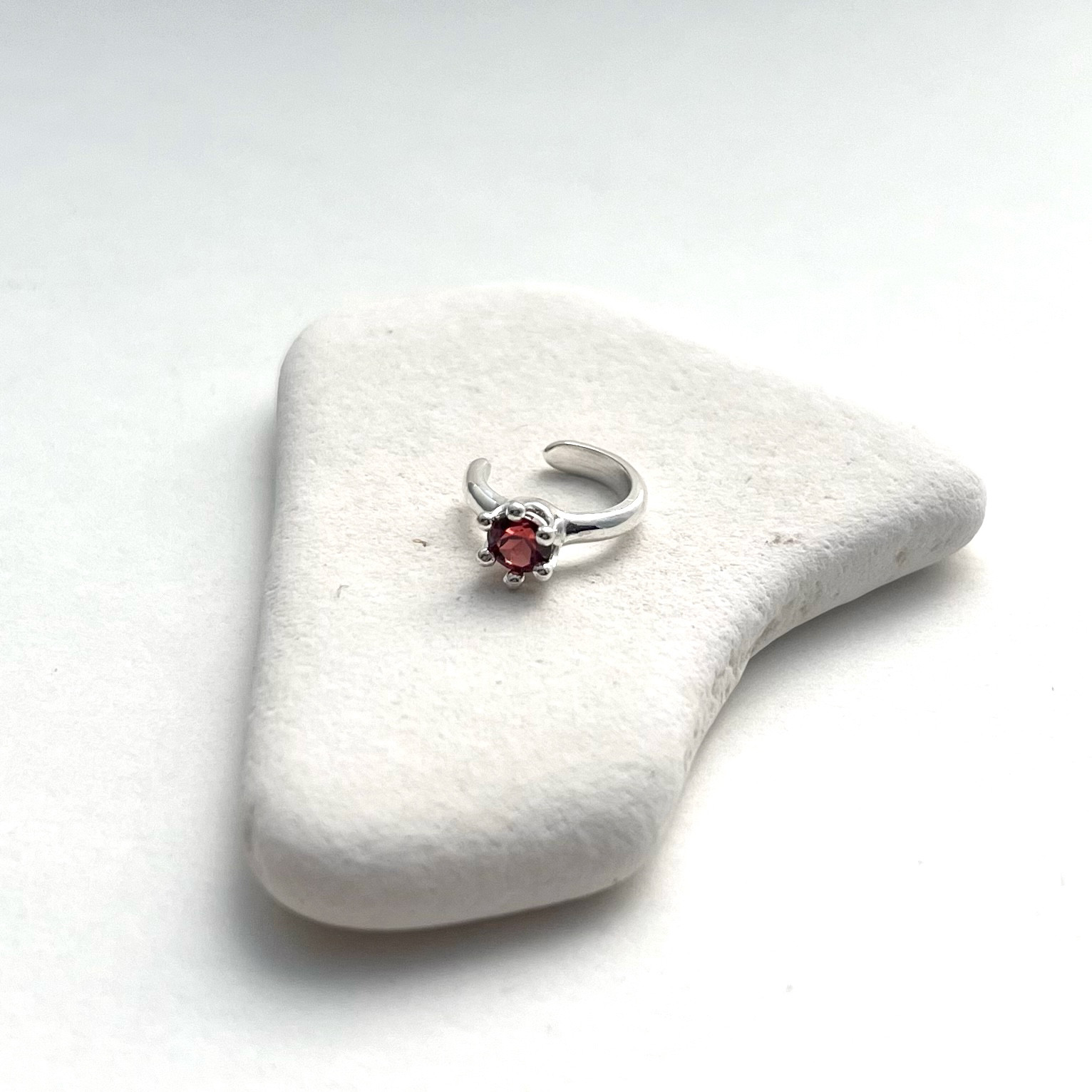 ひと粒石　イヤーカフ　ガーネット　天然石　シルバー925　片耳