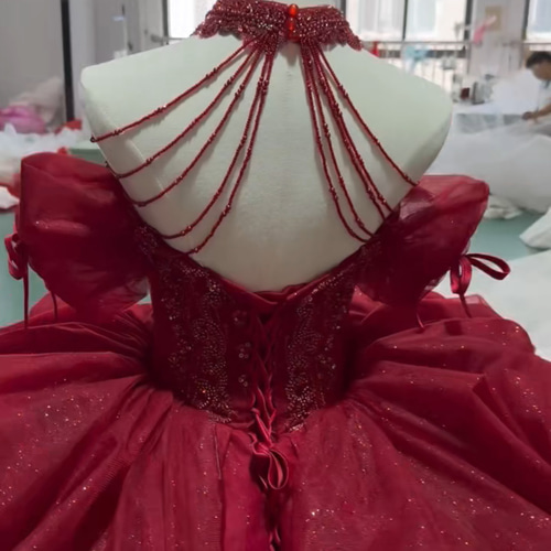 大人気上昇中！キラキラレース 赤 フレアスカート ホルターネック 袖