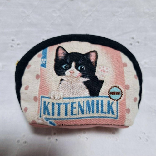 ハンドメイド、猫ちゃん柄の小さなポーチ、小銭入れ、黒のバイアス 