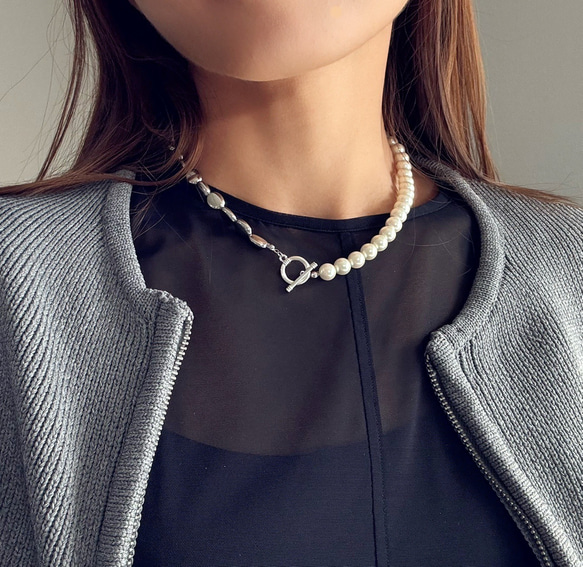 【2色展開】シンプルコーデに◎表情豊かな✴︎マンテルネックレス★*パール×メタル 2枚目の画像