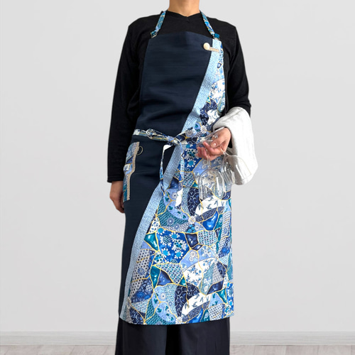 ご発送3日以内】和モダンエプロン 紺色と金継ぎ文様 ✴︎ 表地で吸水