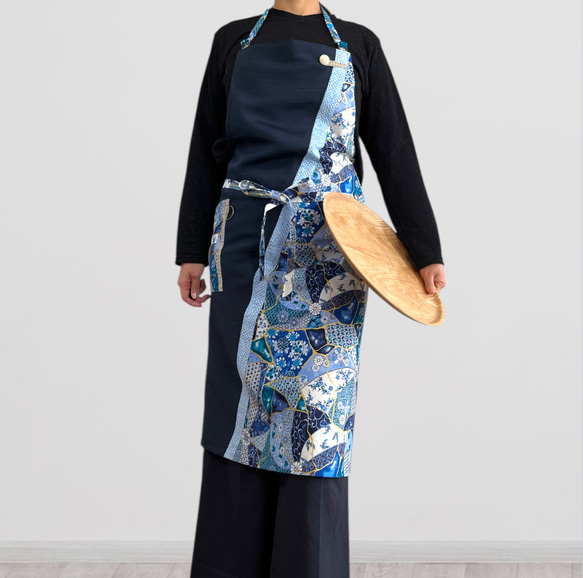 ご発送3日以内】和モダンエプロン 紺色と金継ぎ文様 ✴︎ 表地で吸水