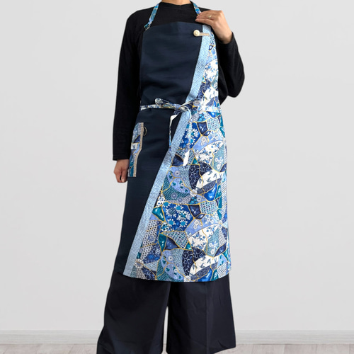 ご発送3日以内】和モダンエプロン 紺色と金継ぎ文様 ✴︎ 表地で吸水