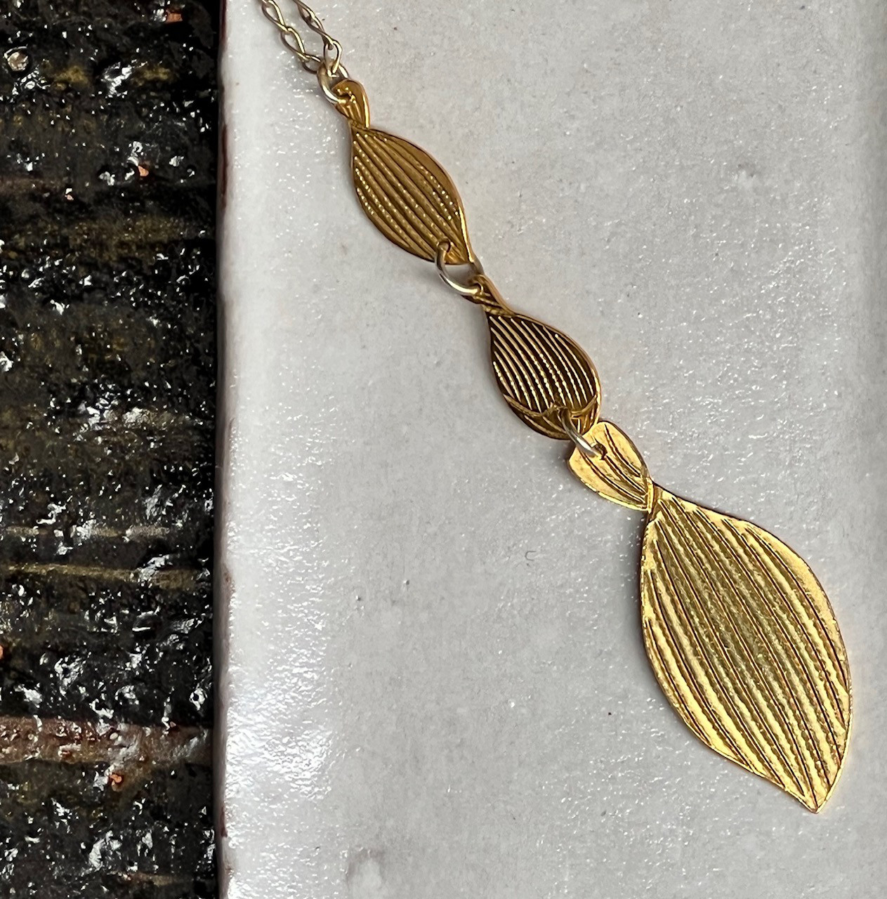 京都の手仕事　ハスのはなびらのネックレス　ゴールド