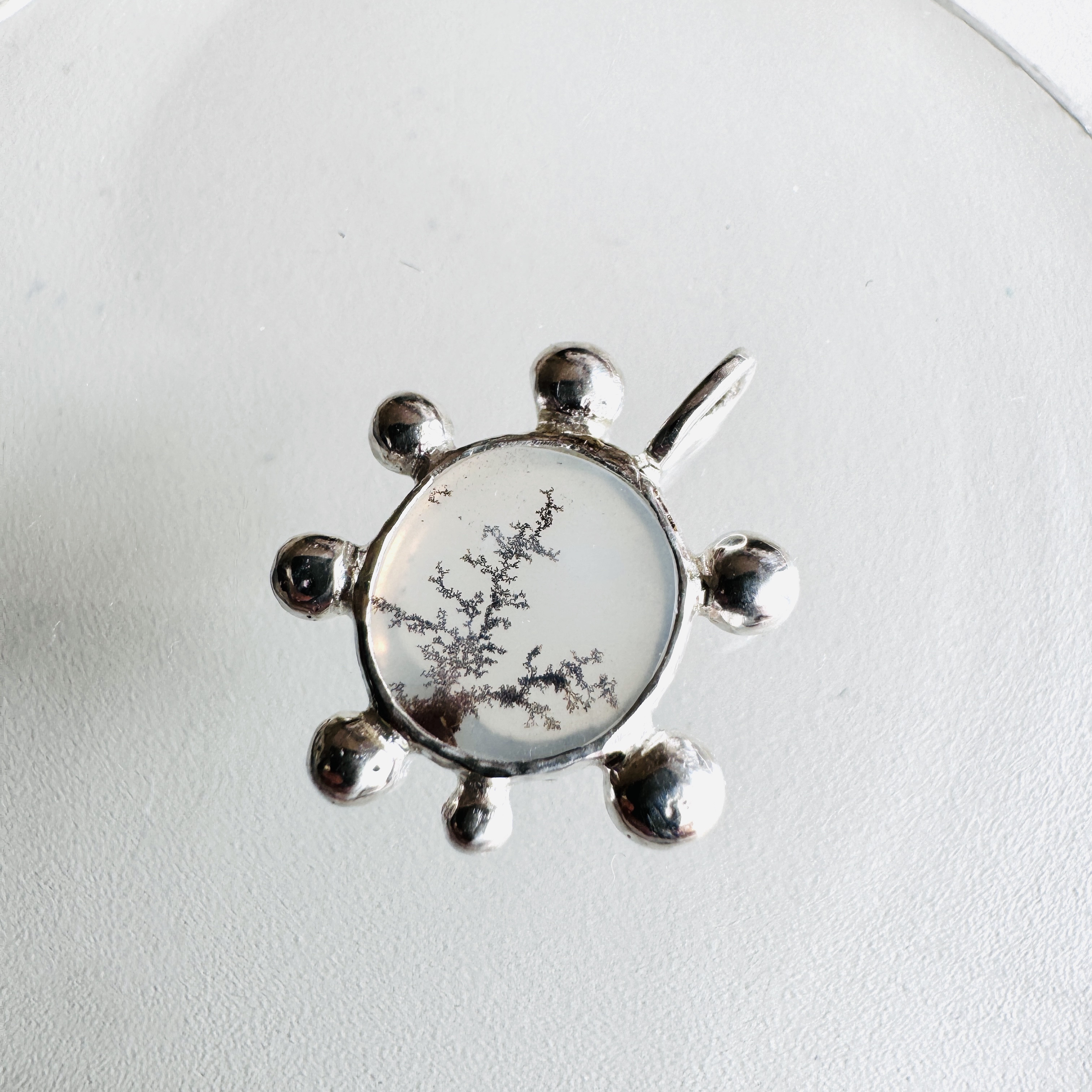 雪のペンダントトップ　［Ｌ］　【デンドリティックアゲート】