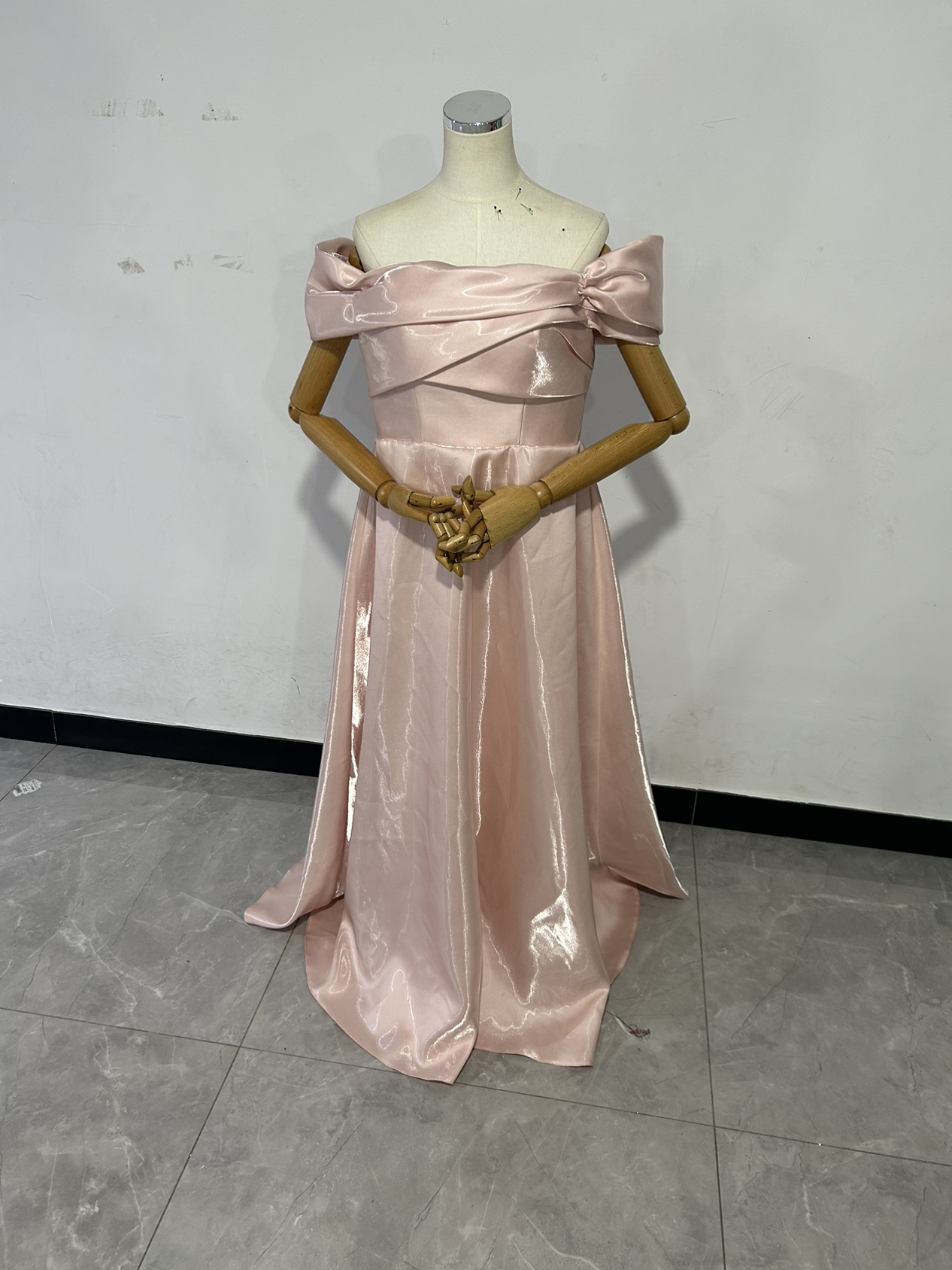 カラードレス ピンク 光沢感 オフショルダー ロング デザイン感 可愛い 花嫁 39,980円