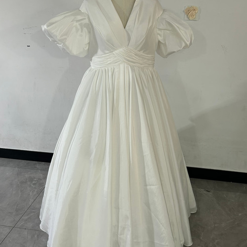 ウェディングドレス Vネック パフスリーブ クレープ生地 ロング 背中  