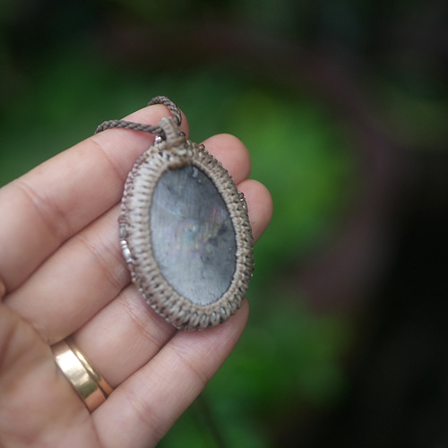 紫ギラリ☆パープルラブラドライト マクラメネックレス1725 ネックレス