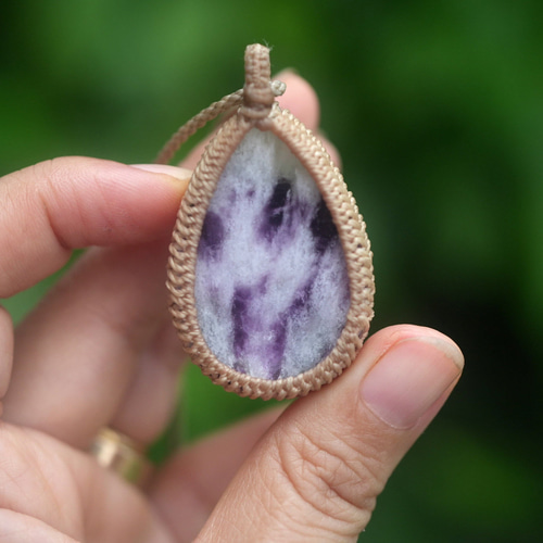 湧き出る紫☆大粒☆エンジェルフェザーフローライト マクラメ