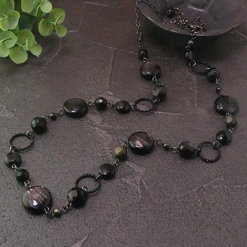 天然石ネックレス「黒の誘い」　光る黒　光る石　ハイパーシーン　ゴールデンオブシディアン　ロングネックレス　一点もの