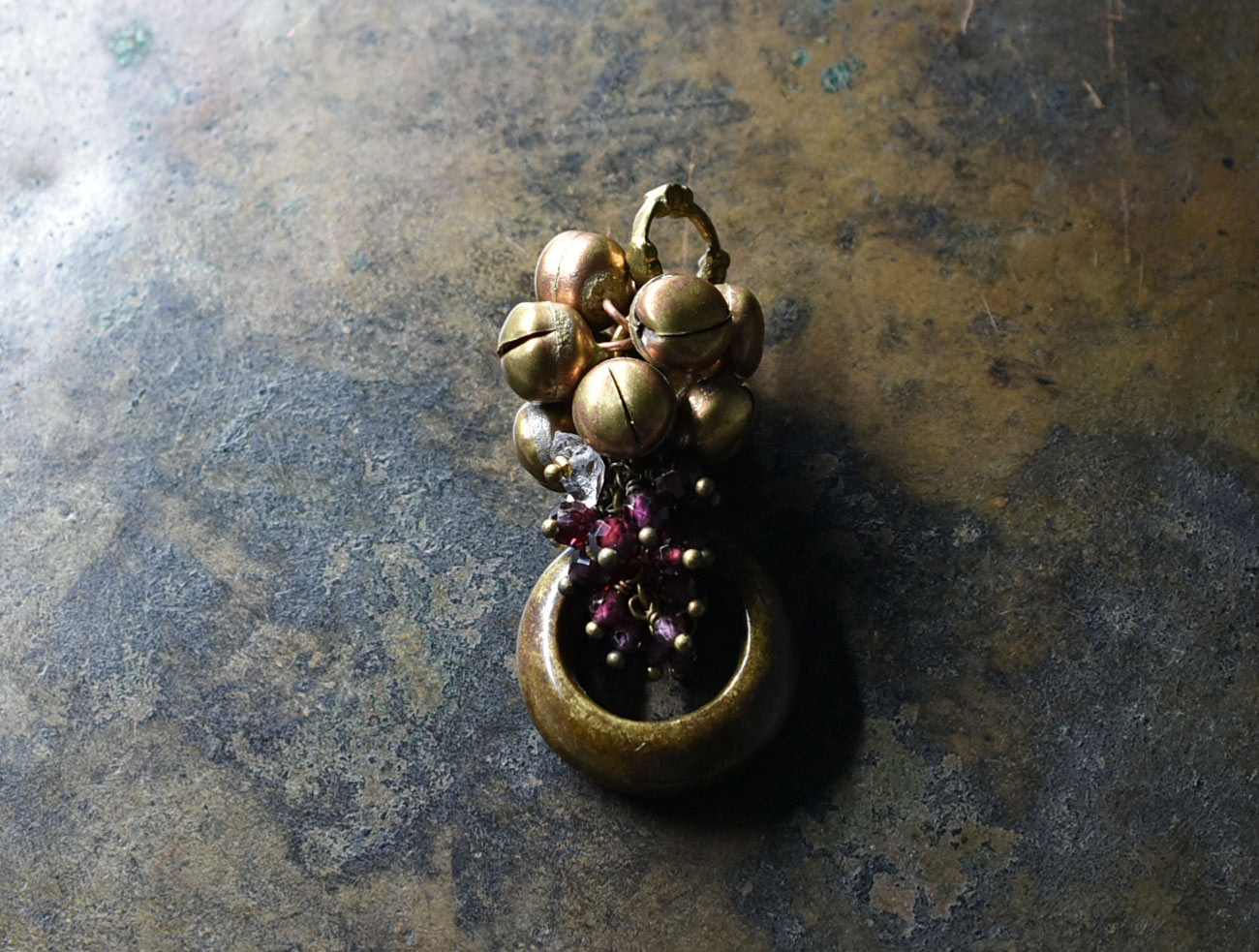 エチオピアンリングと、たわわなガーネット＆鈴、ハーキマーダイヤモンドのペンダントトップ