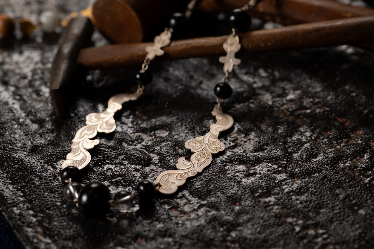 京都の手仕事　宝相華(ほうそうげ)とブラックスピネルのネックレス