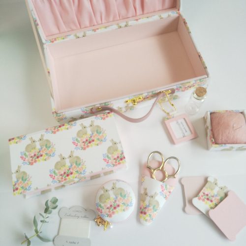カルトナージュ裁縫箱(中) ピンクオレンジ色　遊んでいる子供達が可愛い‼️ 大きめの裁縫箱 ピンク 花柄、ストライブ、ミニ糸クズ入れ付き