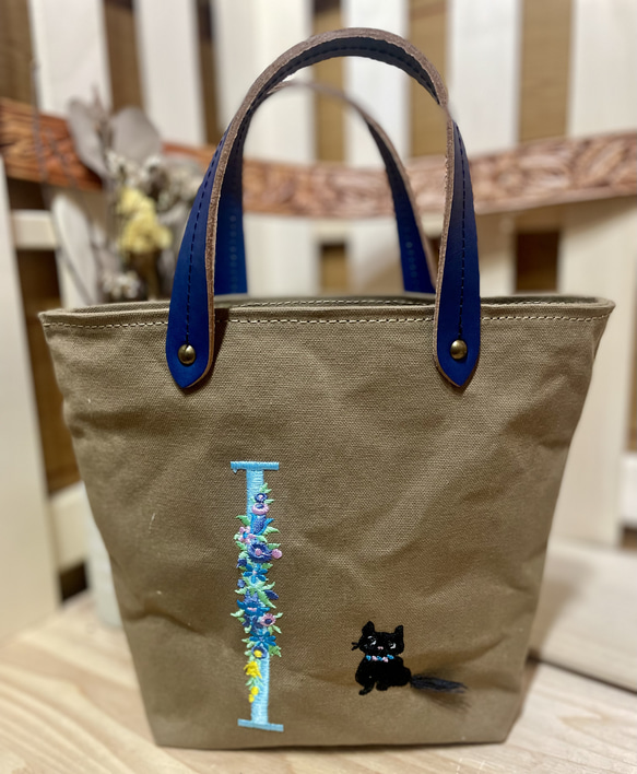 猫とアルファベット刺繍の小さめトートバッグ 5枚目の画像