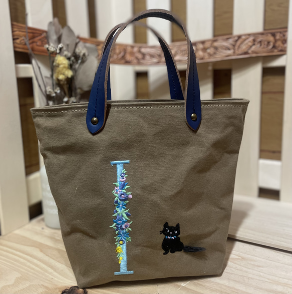 猫とアルファベット刺繍の小さめトートバッグ 1枚目の画像