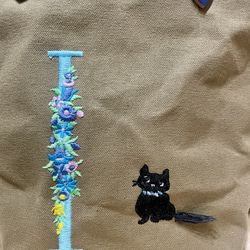 猫とアルファベット刺繍の小さめトートバッグ 2枚目の画像