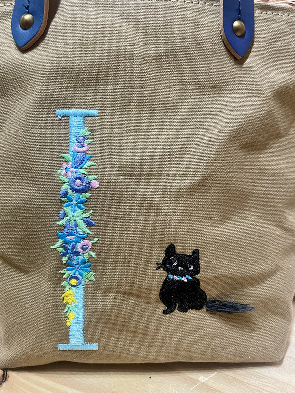 猫とアルファベット刺繍の小さめトートバッグ 2枚目の画像