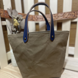 猫とアルファベット刺繍の小さめトートバッグ 4枚目の画像