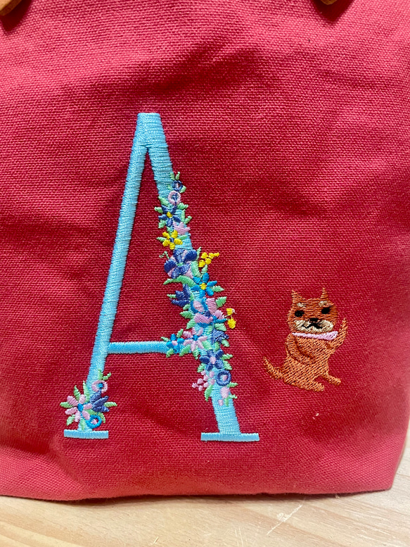 柴犬とアルファベット刺繍の小さめトートバッグ 2枚目の画像