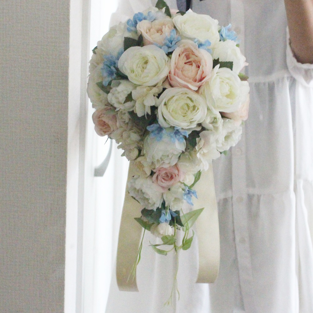 ホワイトローズのキャスケードブーケ