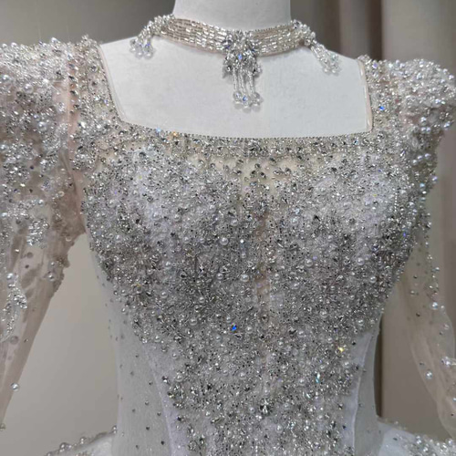 大人気上昇中！スクエアネック ドレス全体キラキラ 可愛いウェディング