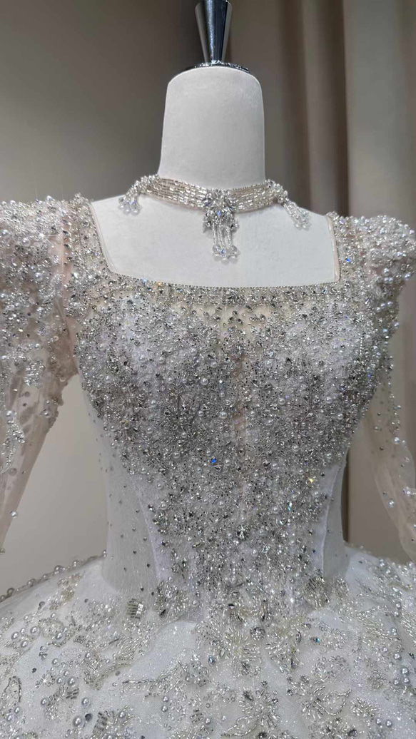 大人気上昇中！スクエアネック ドレス全体キラキラ 可愛いウェディング