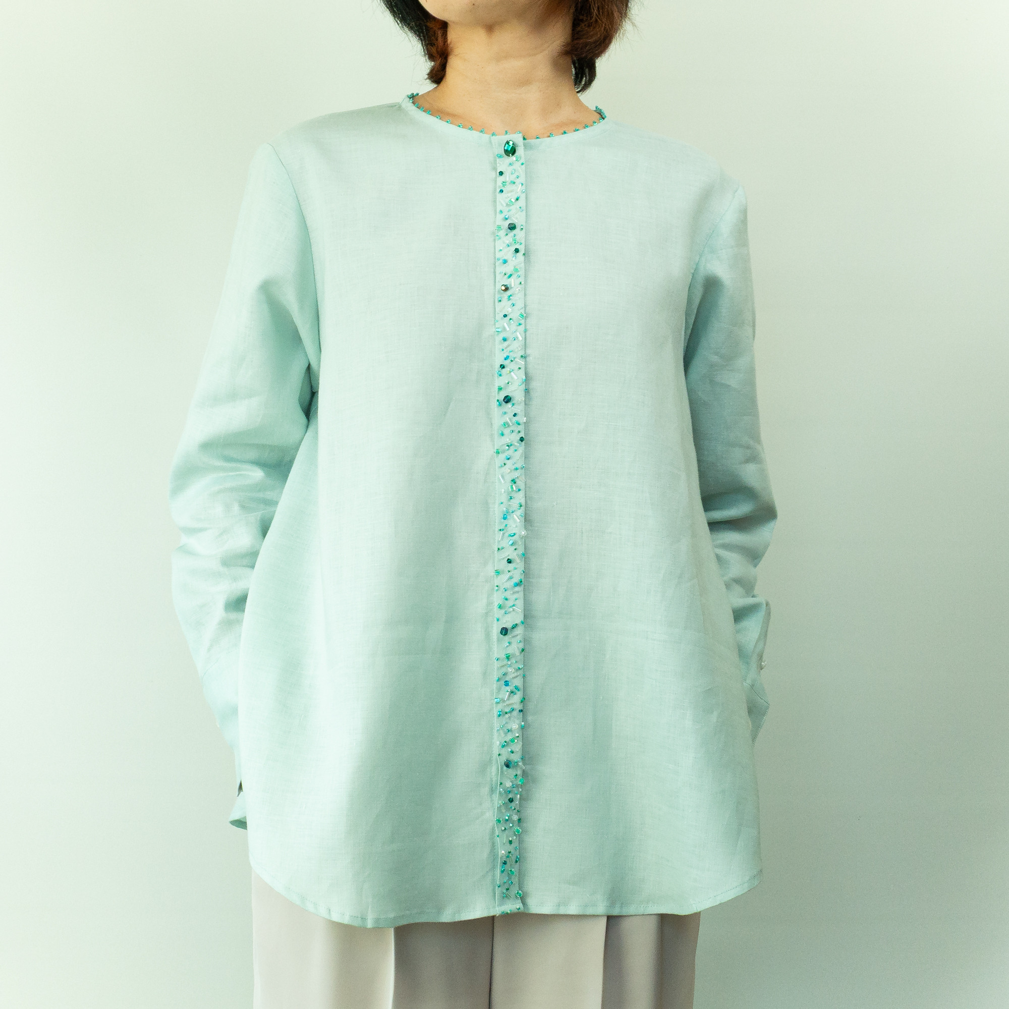 ビーズきらめくドレスシャツ【パステルミント・長袖・比翼・ノーカラー丸首・貝ボタン】