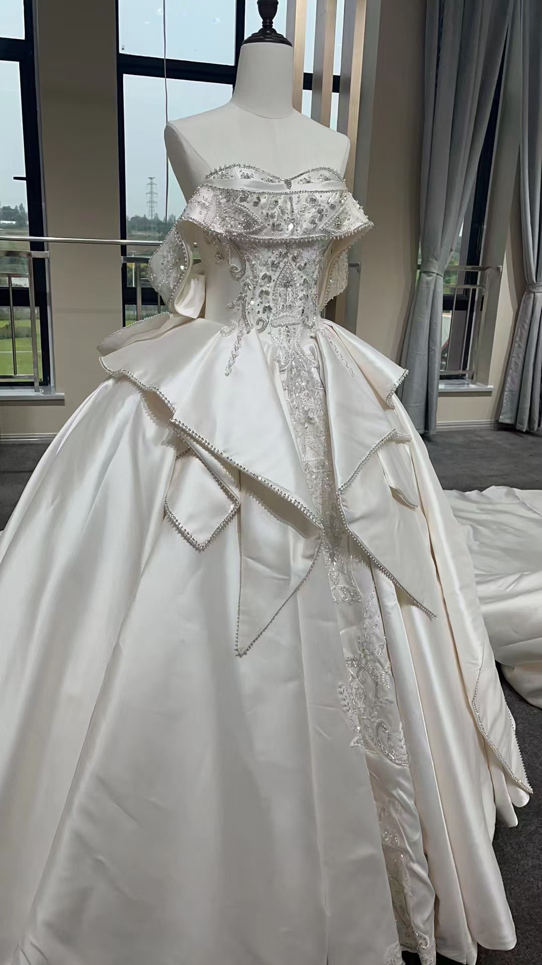 高級感！2023冬婚2024春婚にぴったり　贅沢なビジュー　きらきら　オフショルダー　ウェディングドレス花嫁オフホワイト 34,119円