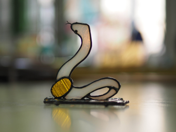 干支シリーズ「巳」ステンドグラス、白蛇、置物、ガラス、巳年 6枚目の画像