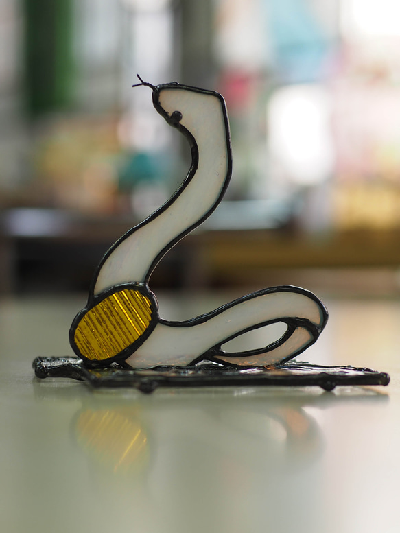 干支シリーズ「巳」ステンドグラス、白蛇、置物、ガラス、巳年 1枚目の画像