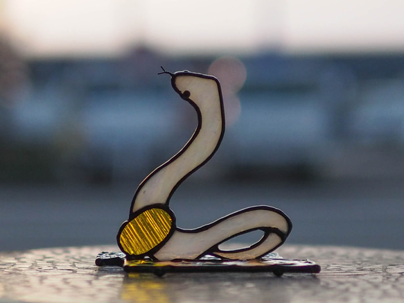 干支シリーズ「巳」ステンドグラス、白蛇、置物、ガラス、巳年 3枚目の画像