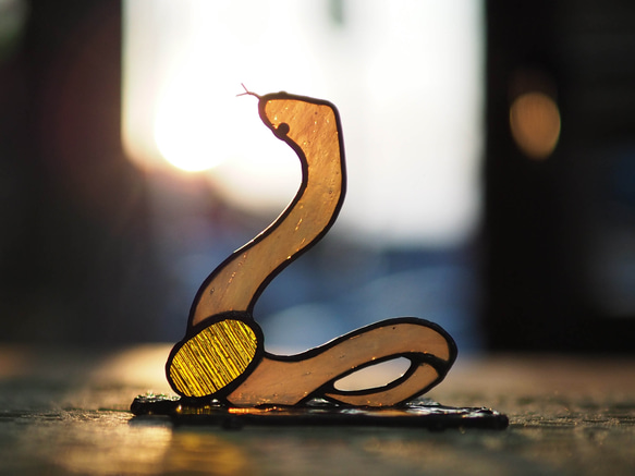 干支シリーズ「巳」ステンドグラス、白蛇、置物、ガラス、巳年 2枚目の画像