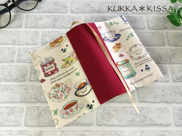 【M】新書、少年少女コミック、児童文庫用ブックカバー　紅茶の時間 (生成り、チェリーレッド/綿麻) 3枚目の画像