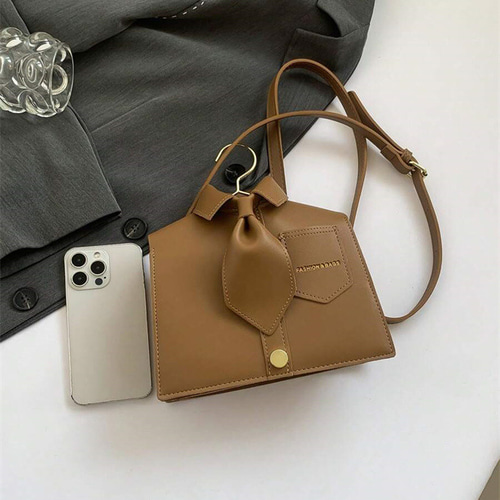 ユニークなデザインのクロスボディバッグ クロスボディバッグ | クロスボディ & ショルダーバッグ