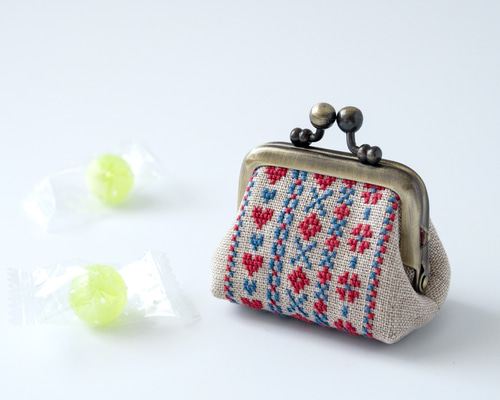 特集掲載】ボーダー刺繍のリネンミニがま口ポーチ（SS）｜クロス