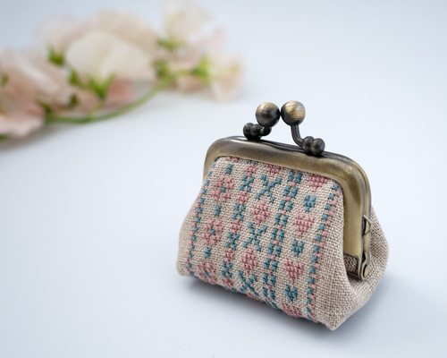 ボーダー刺繍のリネンミニがま口ポーチ（SS）｜全面クロス